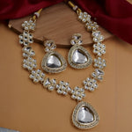 Load image into Gallery viewer, Sada Kundan Choker
